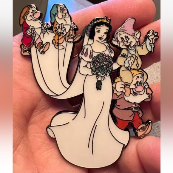Disney Fantasy Pin Snow White Wedding Dwarfs Dopey Sneezy Sleepy Grumpy 3" Large - Picture 3 of 3